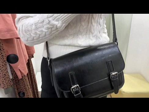 ❤️ Публічна мастурбація молодої сучки FeralBerry фалоімітатором у примірочній ❌ Чортове відео  у нас ❌️